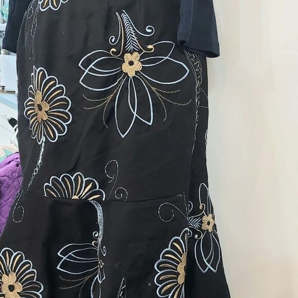 Ann Taylor Loft embroidered skirt size 4/6. - Picture 3 of 9